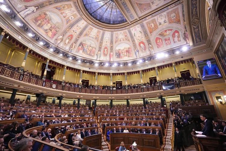Spain's leader defends a controversial amnesty deal for Catalan separatists in parliament