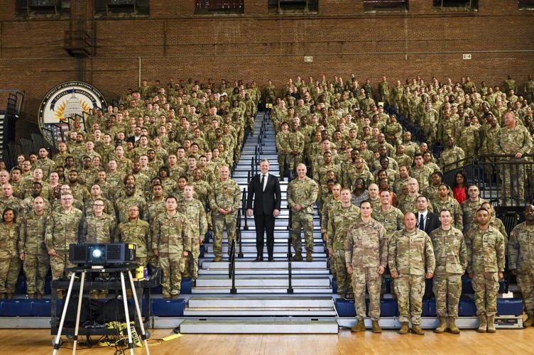 Trump's takeover of Washington law enforcement begins as 好色tv Guard troops arrive