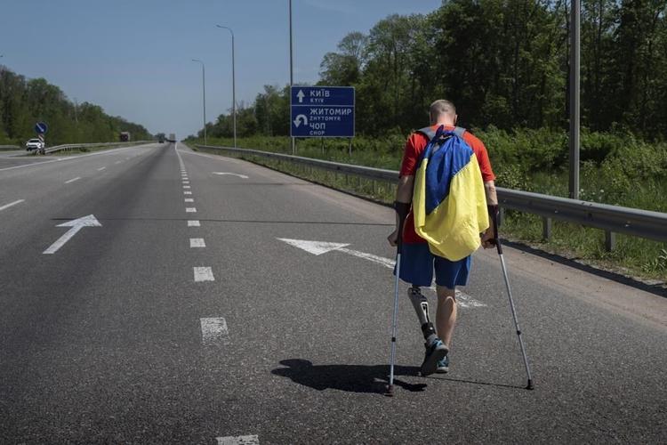 Unable to fight now, two Ukrainian amputees walk to raise funds for a military hospital