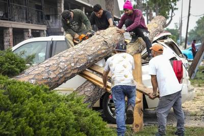 Hot weather poses new risk as thousands remain without power after deadly Houston storm