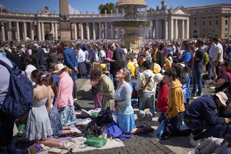 PHOTO COLLECTION: Vatican Pope Funeral Mourners