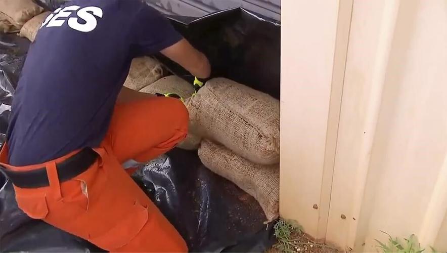 Residents flee as cyclone approaches northwest Australia