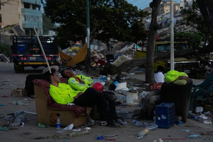 Rescue efforts continue in Venezuela and other top photos from Latin America and the Caribbean