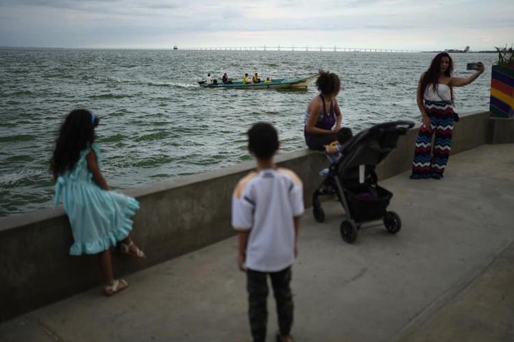 Oil, aquatic trash and toxic algae threaten life in Venezuela's Lake Maracaibo