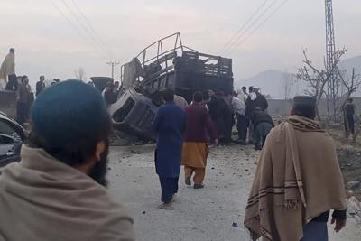 Pakistani Taliban claims responsibility for bomb that killed 6 police guarding anti-polio campaign