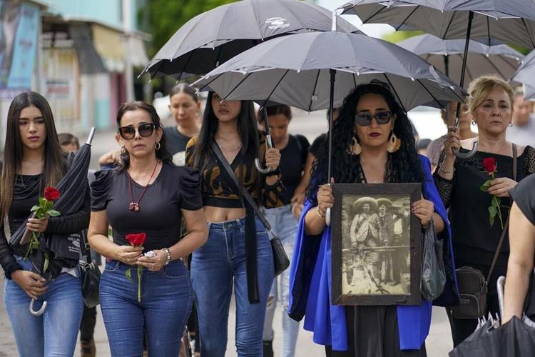 Mexican anti-cartel vigilante leader buried and with him, an armed citizens' movement