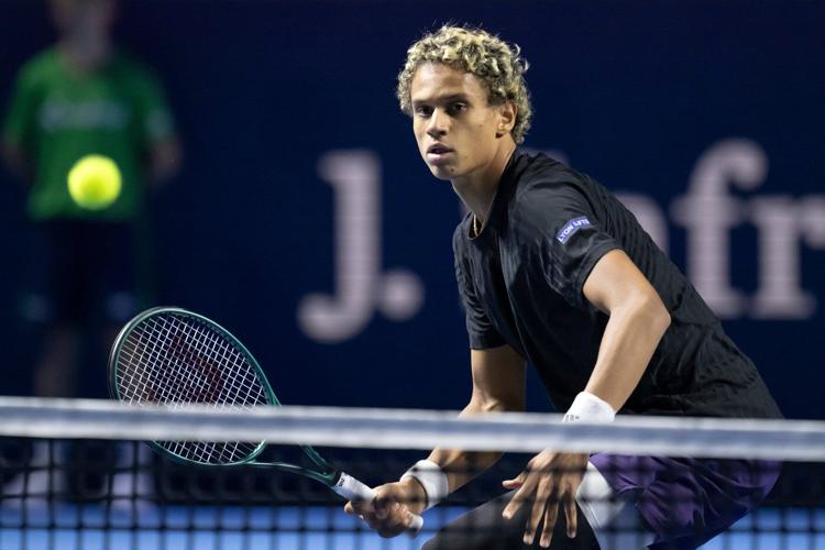 Montreal's Auger-Aliassime keeps ATP Finals hopes alive with first-round win in Paris