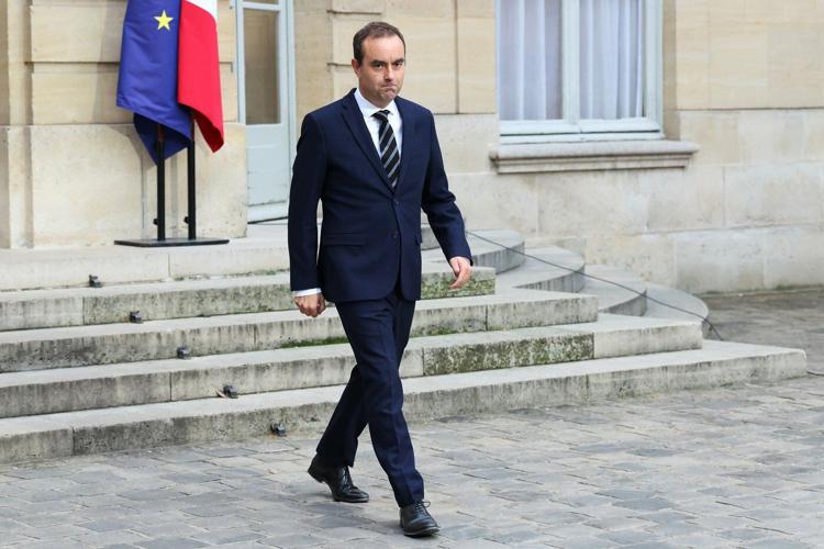 French PM resigns hours after naming government, plunging France further into political chaos