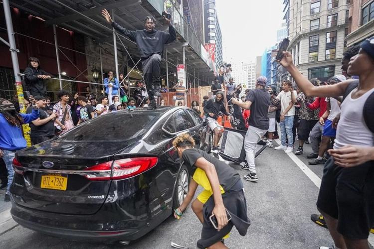 Thousands overwhelm New York's Union Square for streamer giveaway, tossing chairs and pounding cars