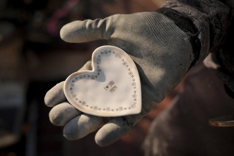 Weeks after fire ravaged the Pacific Palisades, residents return to dig for their mementos