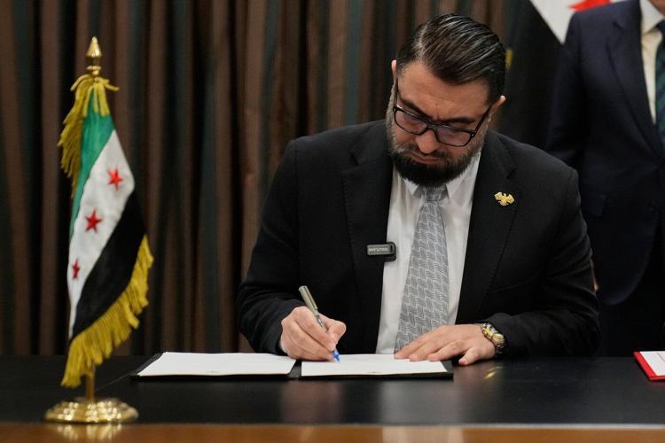Deal is signed in Beirut to transfer 300 Syrian prisoners in Lebanon to their home country