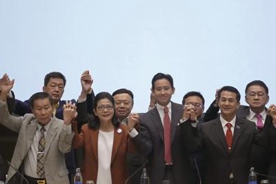 Leader of Thai opposition party that won election announces 8-party coalition plan to take power
