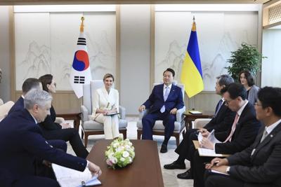 South Korea's president vows to expand non-lethal aid to Kyiv in meeting with Ukraine's first lady