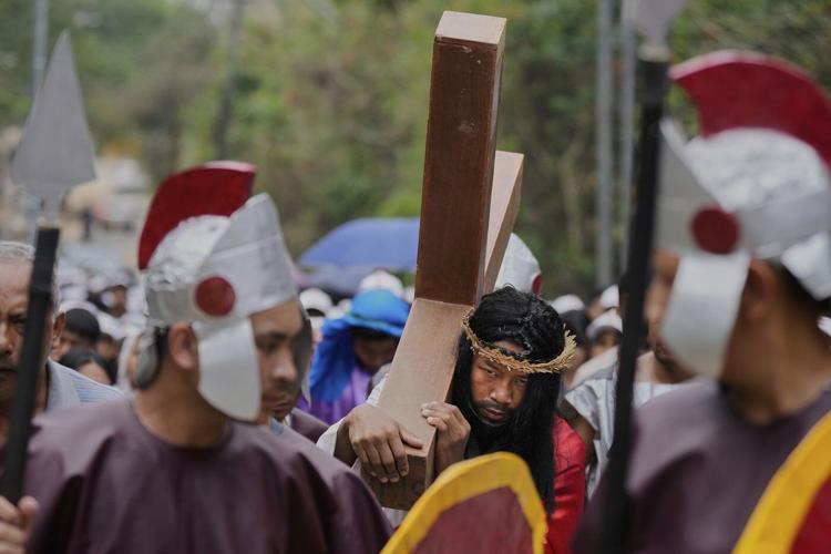PHOTO COLLECTION: Good Friday Around the World