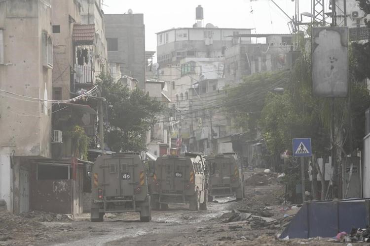 Israeli strike kills 16 in southern Gaza; no word on whether medicines reached hostages