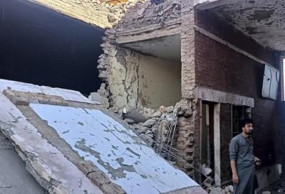 2 suicide bombers attack Pakistan police and government compound, killing 4 and injuring 11