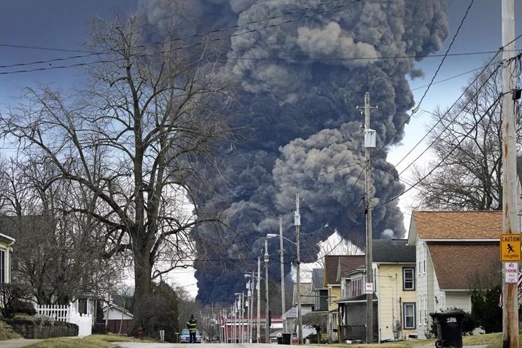 Residents kept out as air checked near derailed Ohio train