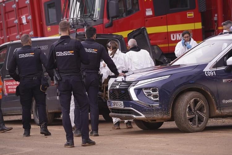 Heavy rains in Barcelona disrupt rail service as troops search for more flood victims in Valencia