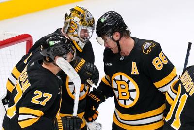 NHL roundup: Pastrnak scores twice, Bruins beat Maple Leafs for seventh straight win