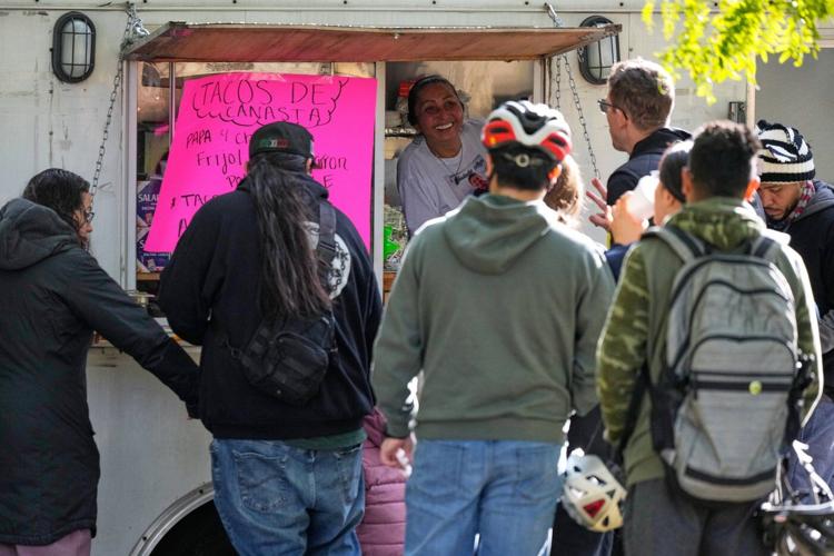 Chicagoans buy out street vendors amid a federal immigration crackdown