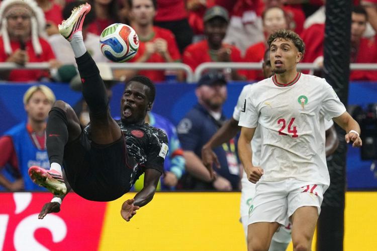 ��ɫtv fans say they are proud of men's soccer team despite their three-nil loss