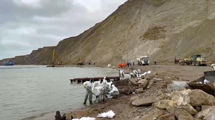 Russia forms an emergency task force as Kerch Strait oil spill continues to spread