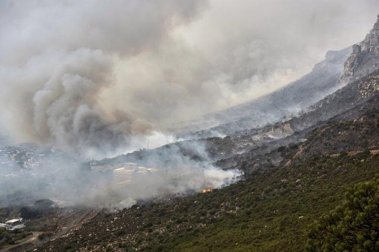 Large fires are burning on the slopes of South Africa's famous Table Mountain