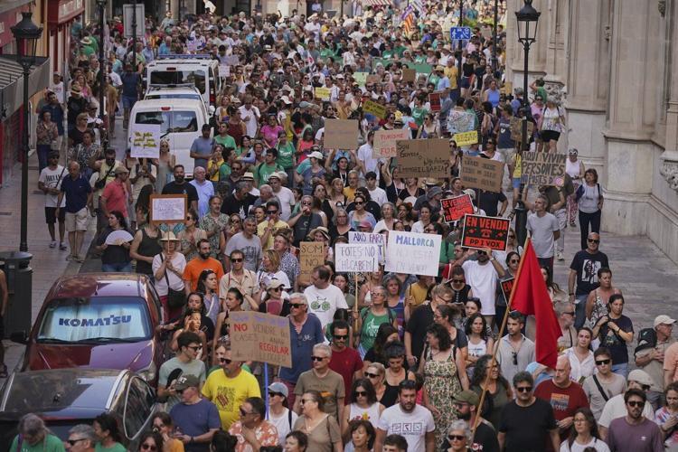 Spaniards turn water pistols on visitors in Barcelona and Mallorca to protest mass tourism