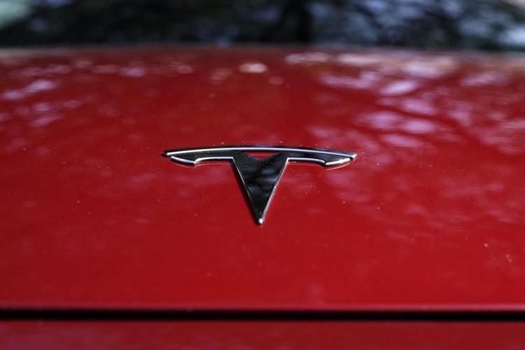US probes Tesla Autopilot, steering wheels that can come off