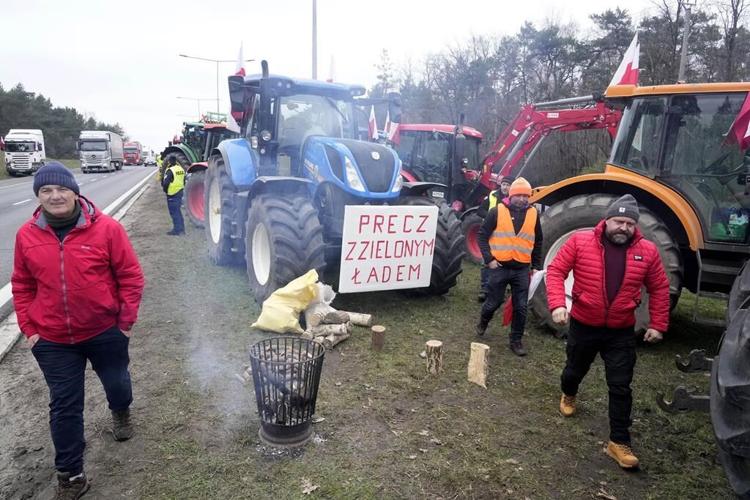 Polish farmers, angrier than before, stage large protest against Ukrainian imports and EU policies
