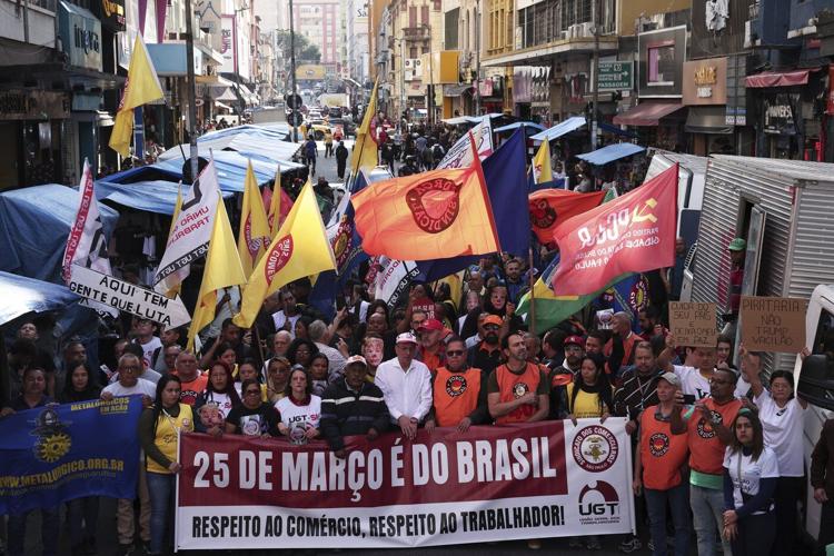 Trump's tariff threat pushes Lula's popularity and worsens legal troubles for Brazil's ex-leader