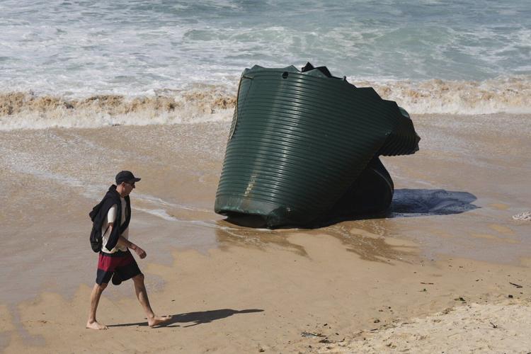 High waves cause damage on Sydney waterfront