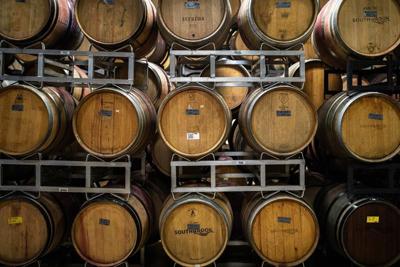 Députés et vignerons réclament l'abolition d'une taxe sur le vin en Ontario