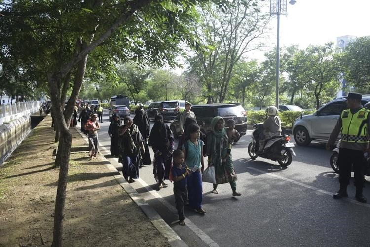 Rohingya Muslims in Indonesia struggle to find shelter. President says government will help for now