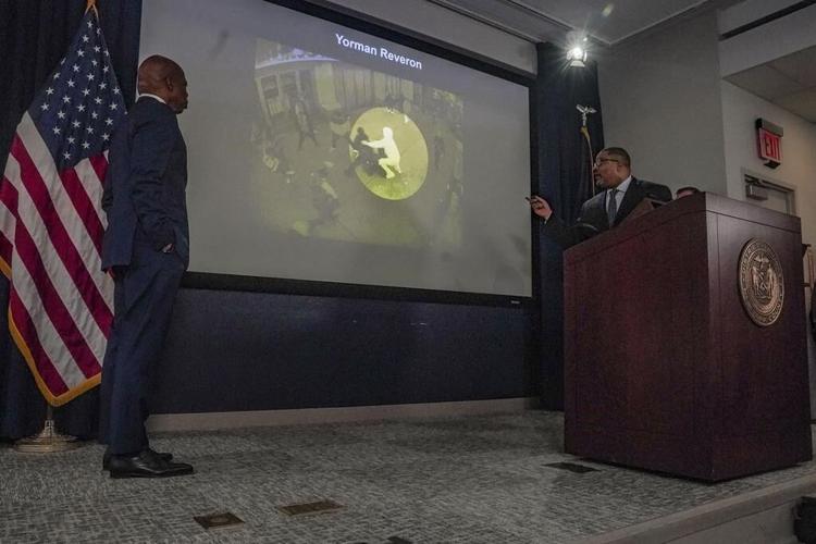 Manhattan prosecutor announces new indictments in Times Square brawl between police and migrants