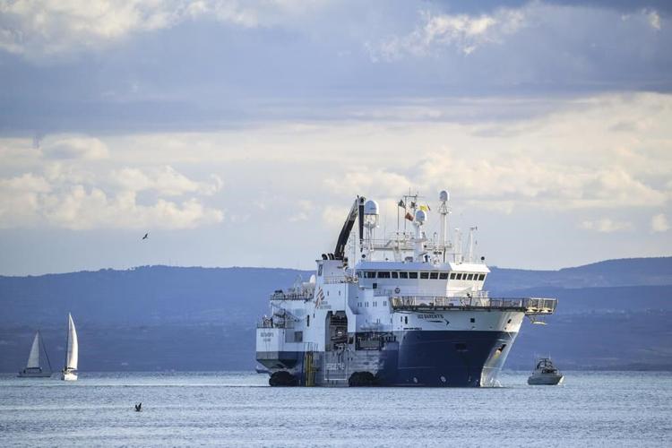 Ship refuses to leave Italy port until all migrants are off