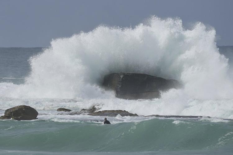 High waves cause damage on Sydney waterfront