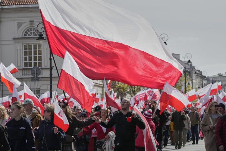 Polish conservatives use a patriotic celebration to rally behind their presidential candidate