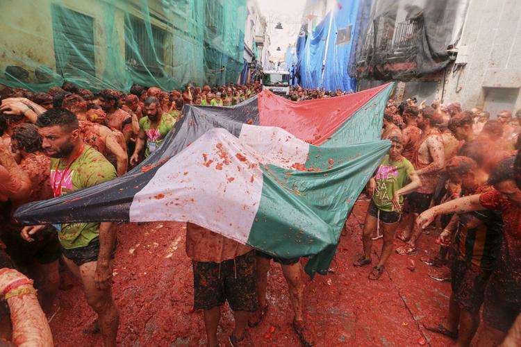Tons of overripe tomatoes become projectiles in Spain's ‘Tomatina’ food fight