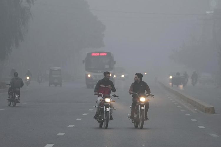 Pakistan employs new measures to deal with nearly 70,000 people affected daily by hazardous smog