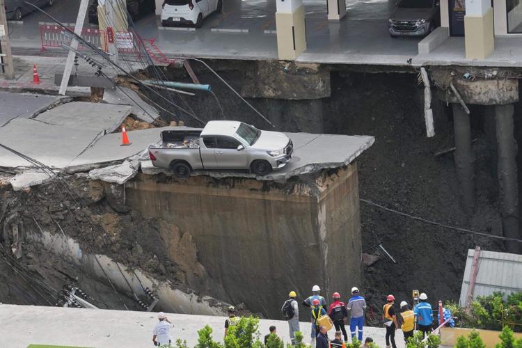 A Bangkok road collapse creates a sinkhole disrupting traffic and prompting evacuations