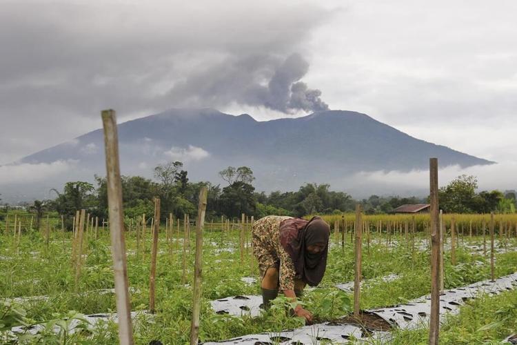 Indonesia's Marapi volcano erupts for the second day, halting search for 12 missing climbers