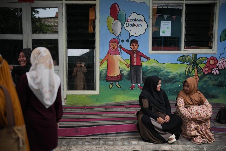 Photos show the efforts to curb a measles outbreak in Indonesia