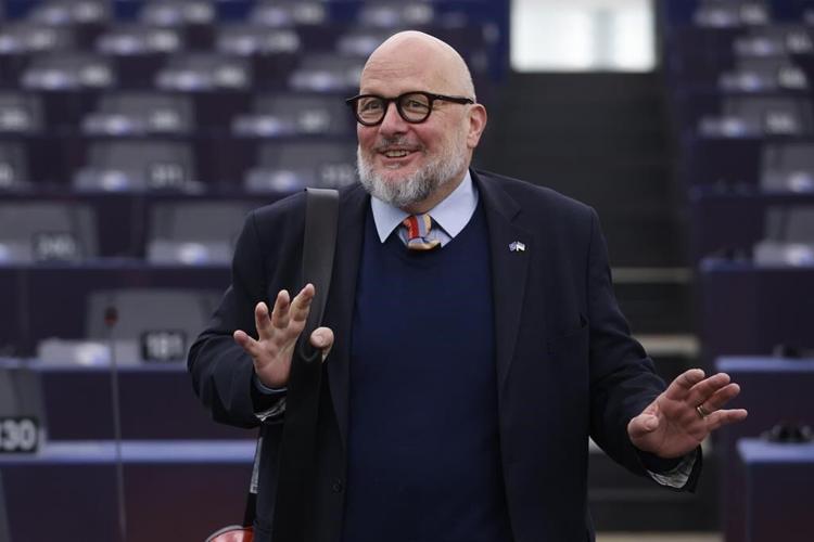 EU lawmakers replace disgraced VP as suspect cuts plea deal