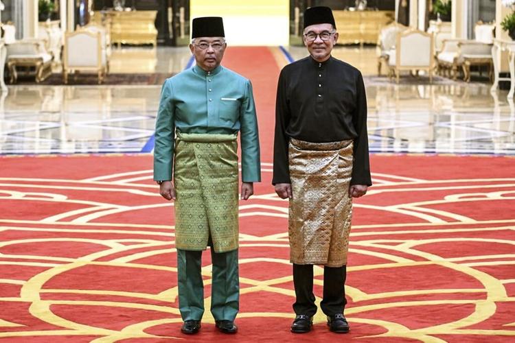 New Malaysian PM Anwar vows to heal divided nation, economy