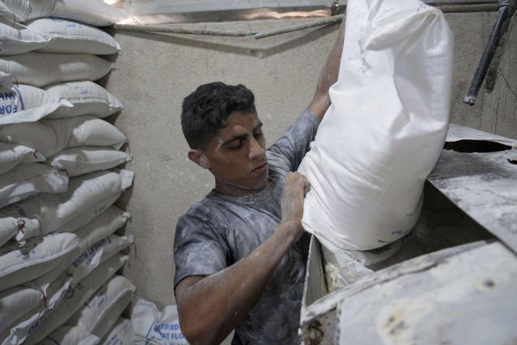 Live updates: Israel lets food into Gaza even as its forces attack a hospital, Palestinians say