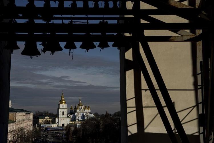 Analysts say Ukraine's forces are pivoting to defense after Russia held off their counteroffensive