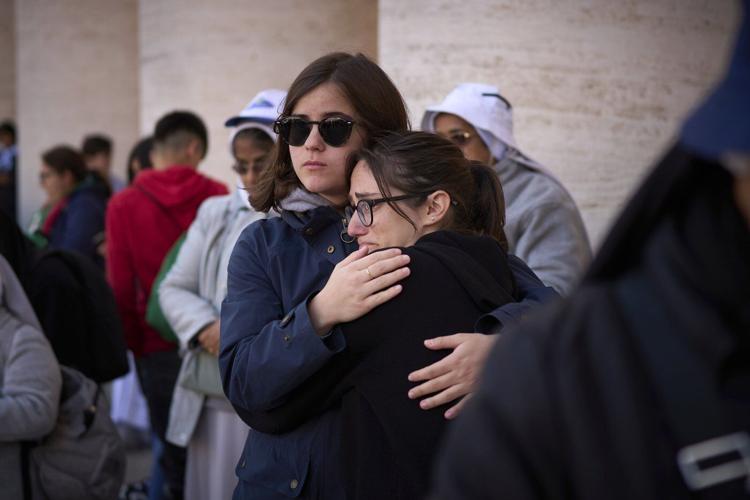 PHOTO COLLECTION: Vatican Pope Funeral Mourners