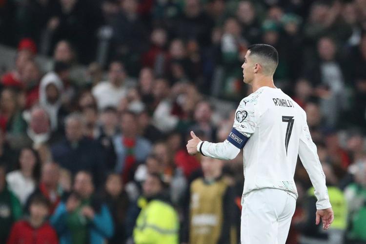 Ronaldo sent off for elbowing Ireland defender in World Cup qualifying