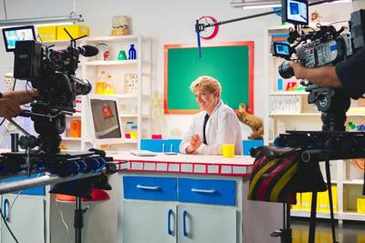 Comedian Mae Martin hopes CBC documentary dispels 'hysteria' over gender fluidity